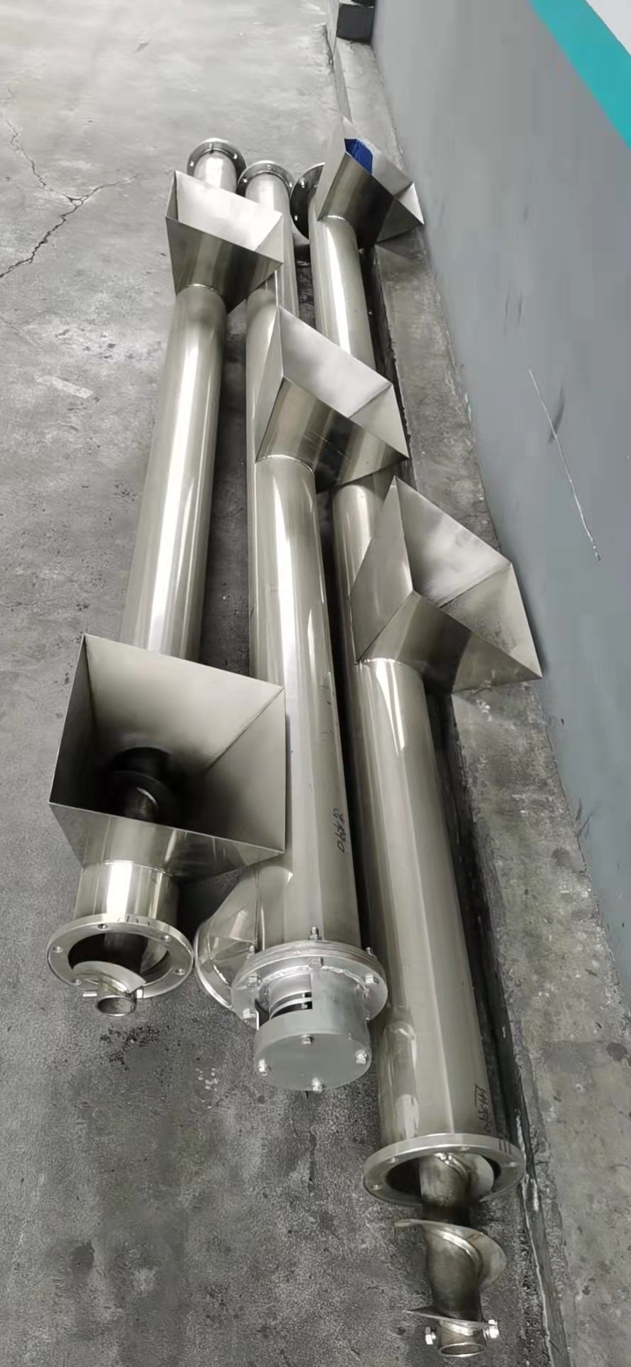 螺旋輸送機的選用和安放布置形式有哪些特點？